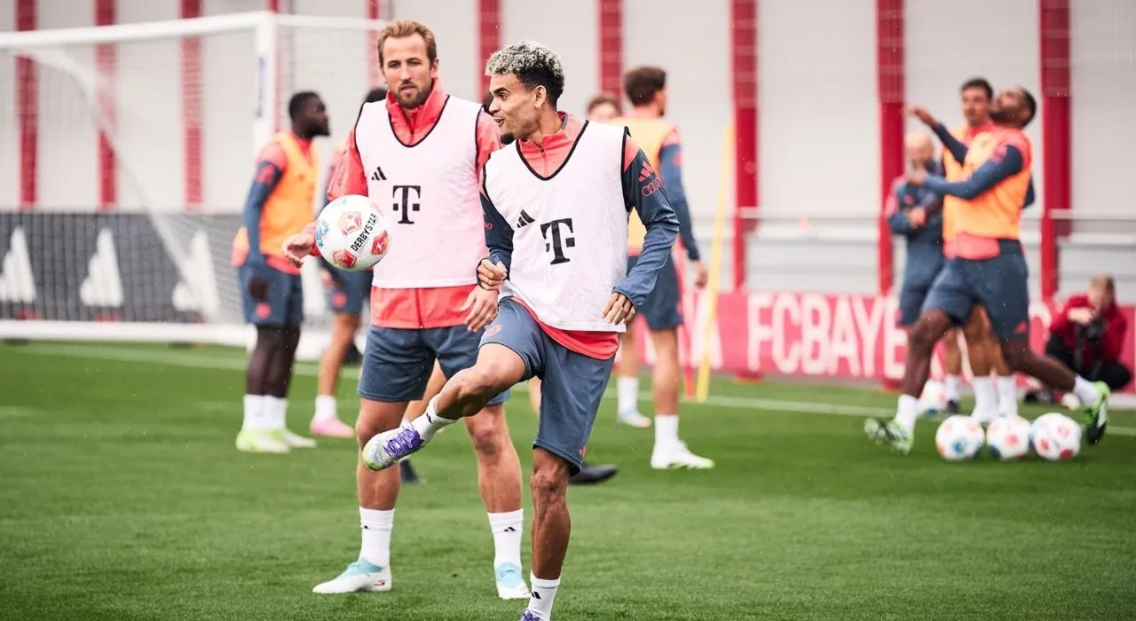 Luis Díaz en su primer entrenamiento junto a Harry Kane. 